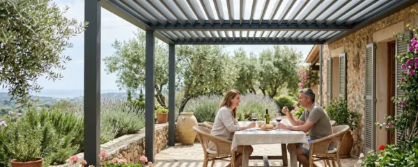 Pergola bioclimatique avec lames orientables sur terrasse méditerranéenne en été